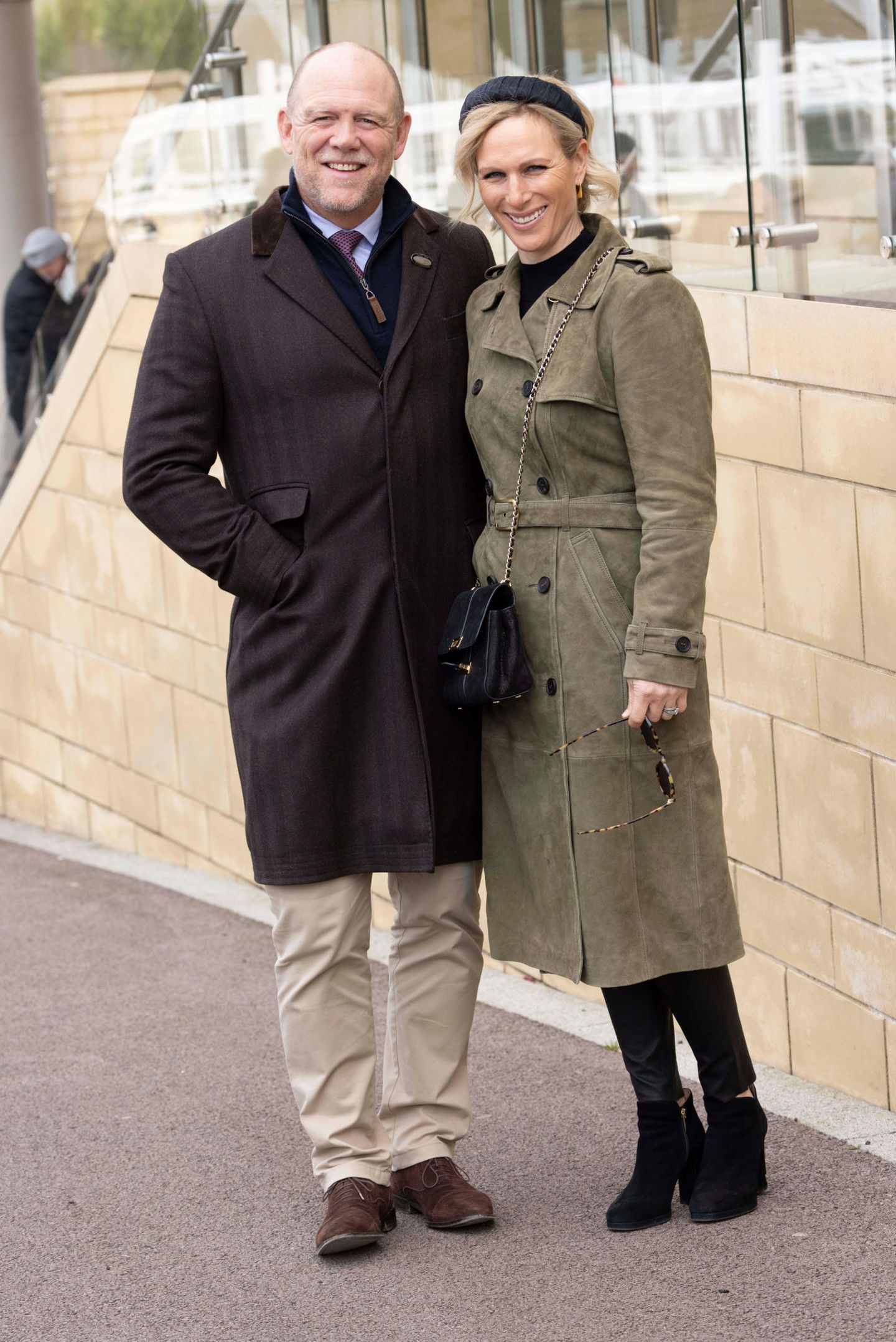 18. April 2024  Als eine Einheit zeigen sich Zara Tindall und Ehemann Mike Tindall auf einem Treffen auf der Pferderennstrecke in Cheltenham. Und das liegt nicht nur am abgestimmten Look des Paares. 