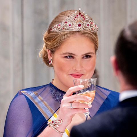 Dieses Grinsen gehört dem Star des Staatsbanketts – Prinzessin Amalia der Niederlande. 
