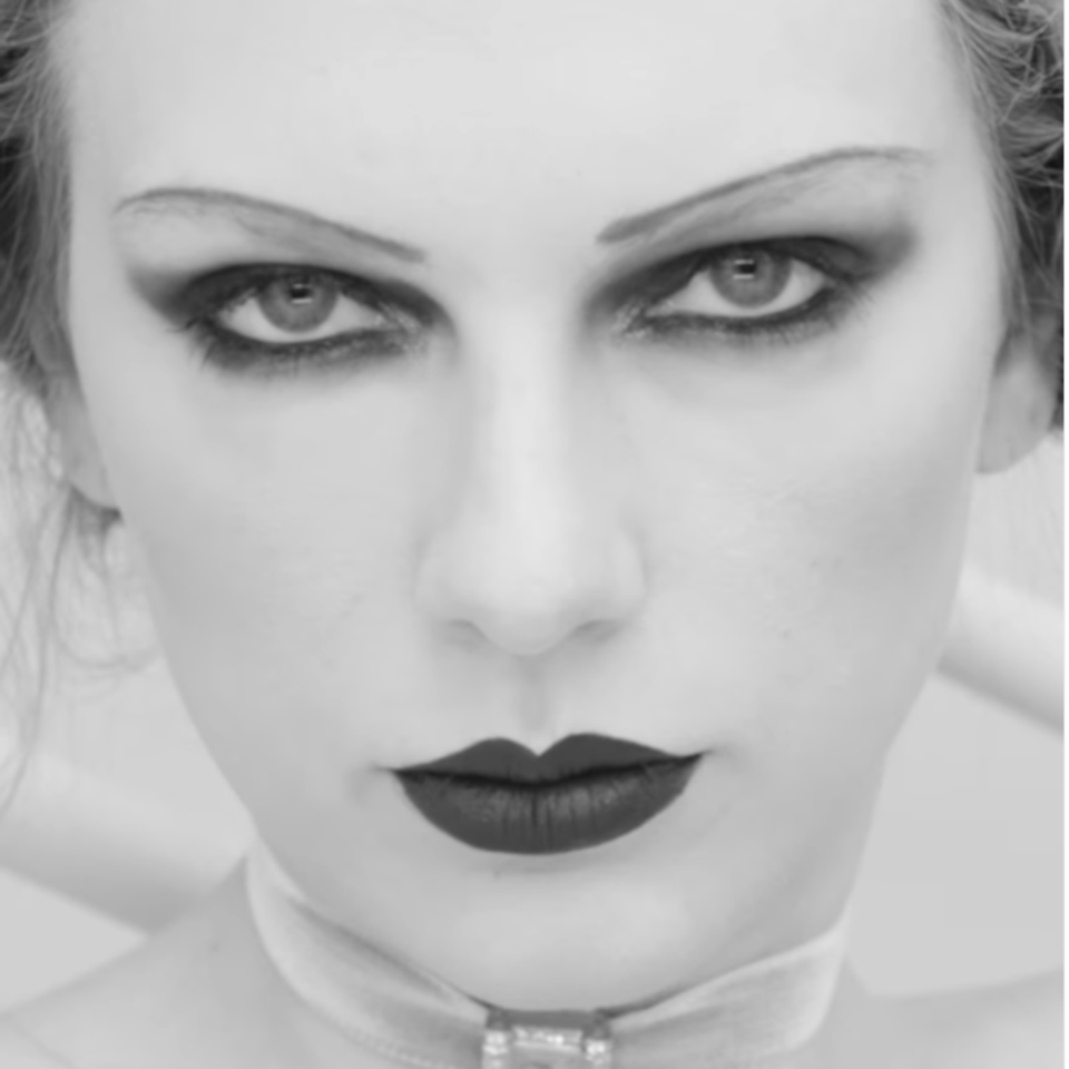 In ihrem neuen Musikvideo "Fortnight" zeigt sich Taylor Swift in einem von Clara Bow inspiriertem Make-up. 