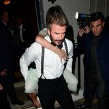 Die Party scheint ein voller Erfolg gewesen zu sein! Am Ende des Abends trägt David Beckham seine Victoria Huckepack aus der Location. In seiner schwarzen Anzugshose mit Hosenträgern und weißem Hemd macht er dabei eine richtig gute Figur. 