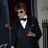 Lässig wie immer! Tom Cruise setzt auf einen eleganten Anzug mit Satin-Revers und Fliege. Was darf niemals fehlen? Die Sonnenbrille.