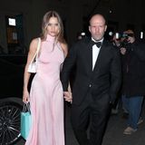 Im schwarzen Anzug und rosafarbenen Kleid kommen Jason Statham und Rosie Huntington-Whiteley zum Geburtstag von Victoria Beckham. Ob sich in der Tüte von Tiffany & Co. wohl das Geburtstagsgeschenk befindet?!