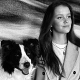 Auf der zweiten Aufnahme blickt Prinzessin Isabella lächelnd in die Ferne, während Hund Coco an ihrer Seite sitzt. Wir gratulieren zum Ehrentag! 