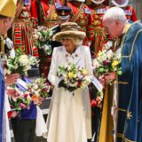 Farbenfroh ist der Maundy-Gottesdienst, dem Camilla in der Kathedrale von Worcester beiwohnt. Umso mehr sticht die Königin im cremefarbenen Mantellook mit floralen Broschen am Kragen besonders heraus.
