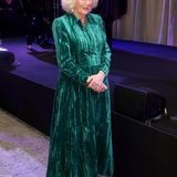 Bei einem Shakespeare-Event in London leuchtet Königin Camilla im grünen Samtkleid wie ein Smaragd.