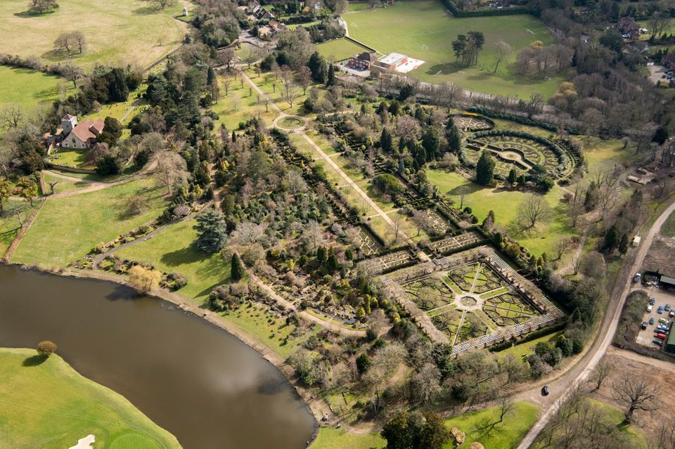 120 Hektar Grundstück umfasst das Anwesen Stoke Park. Mit viel Liebe zum Detail angelegte Gärten und Seen zählen ebenso dazu wie eine Golfanlage und Tennisplätze.