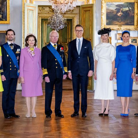 Für ein erstes Gruppenfoto kommen Prinzessin Sofia, Prinz Carl Philip sowie Prinzessin Victoria und Prinz Daniel dazu. 