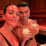 Außerdem zeigt die Influencerin ihren Fans, wie eine gemeinsame Auszeit vom Familienalltag für das Paar aussieht: Wellness steht bei Georgina und Cristiano ganz oben auf der Liste, deshalb gönnen sie sich einen Besuch in der Sauna und stoßen mit einer kleinen Erfrischung auf erholsame Stunden zu zweit an. 