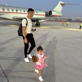 22. April 2024 Georgina Rodríguez teilt neue Fotos aus ihrem Jetset-Leben auf Instagram und den Fans gefällt es. Eine der Aufnahmen zeigt, wie Cristiano Ronaldo und Tochter Bella Esmeralda auf dem Weg zu neuen Abenteuern das Rollfeld entlang laufen. 