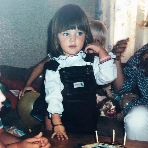 Miranda Kerr  Mit einem niedlichen Kindheitsfoto bedankt sich Miranda Kerr auf Instagram für die zahlreichen Glückwünsche zum 41. Geburtstag. Schüchtern steht die kleine Miranda hier vor ihrem Geburtstagskuchen, so viel Aufmerksamkeit war ihr damals wohl nicht geheuer. 