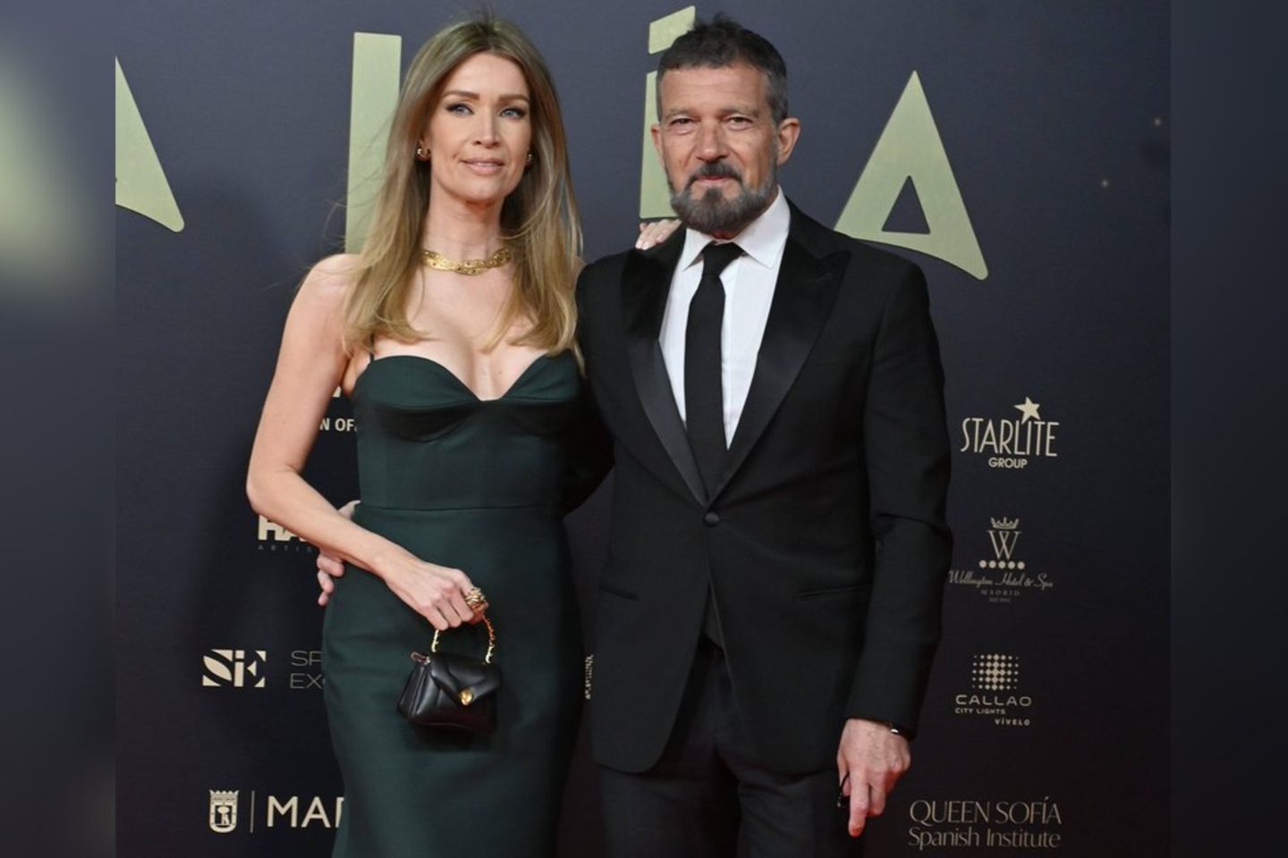 Antonio Banderas und seine Partnerin Nicole Kimpel zusammen auf dem roten Teppich der Talia Awards 2024 in Madrid.