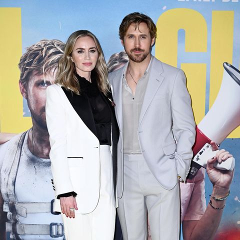 Arm in Arm zeigen sich Emily Blunt und Ryan Gosling bei der Premiere ihres gemeinsamen Films "The Fall Guy". Hier begeistert vor allem Emily mit ihrem weißen Anzug, der ihr eine ordentliche Portion Coolness verleiht. Doch Ryan ist nicht der einzige Mann, mit dem sich Emily an diesem Abend schmückt ... 