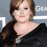 Was für ein Abend! Bei den 51. Grammy Awards im Jahr 2009 gewinnt Adele gleich zwei der begehrten Trophäen, unter anderem für ihren Hit "Chasing Pavement". Ihre Stimmgewalt unterstreicht sie mit intensivem Augen-Make-up in Blau und rahmendem Liner. Auch an aufgeklebten Wimpern spart die damals 21-Jährige nicht. Ihre hellbraune Mähne bändigt sie für den unglaublichen Anlass im seitlichen Zopf. 