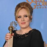 Auch bei den 70. Golden Globe Awards geht Sängerin Adele mit einer Trophäe nach Hause. Adele liebt den großen Auftritt, wirkt 2013 bereits etwas schmaler im Gesicht. Ihren Augenaufschlag hält sie weiterhin markant, ihre Haare hochgesteckt. 