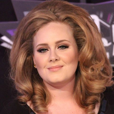 Die MTV Video Music Awards werden für Adele zum Erfolg für ihr Musikvideo zu "Rolling in the deep". Schüchternheit? Fehlanzeige! Klar, dass der Auftritt da sitzen muss. Das Ausnahmetalent zeigt sich an diesem Abend mit klassischem Glamour-Look. Ihre Augenlider zieren ein zartes Braun, während ein perfekt gezogener Liner ihren Augenaufschlag intensiviert. Ihr mittellanges, honigbraunes Haar freut sich über enormes Volumen und großzügige Locken. 