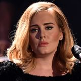 Während der deutschen Fernsehshow "2015! Menschen, Bilder, Emotionen" zeigt sich Sängerin Adele in ihren Emotionen vertieft. Die Zuschauer:innen überrascht sie mit neuer Frisur und einer neuen Variante, sich zu schminken. Die Haarspitzen trägt sie schön locker gelockt, während die Strähnen ins Erdbeerblond gehen. Auch ihre Augenbrauen hält sie betonter als sonst. 