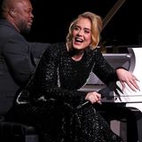 Im Rahmen von "Weekends with Adele" in Las Vegas kann die Sängerin ihr Lachen nicht verbergen. Die Sängerin punktet mit strahlendem Lächeln und hochgesteckten Haaren. An ihrem Beauty-Look hat sich nicht viel verändert, auch den langen Nägeln bleibt sie treu. Hier probiert sie sich an langen Frenchnägeln in Elfenbein aus. 