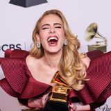 Na, da hat jemand gut lachen und den Erfolg kann man ihr definitiv nicht absprechen. Adele sieht makellos aus, als sie den Award für die "Best Pop Solo Performance" für "Easy on Me" im Rahmen der 65. Grammy Awards erhält. Nicht zu übersehen: Ihr Faible für lange Nägel, hier in Blutrot. 