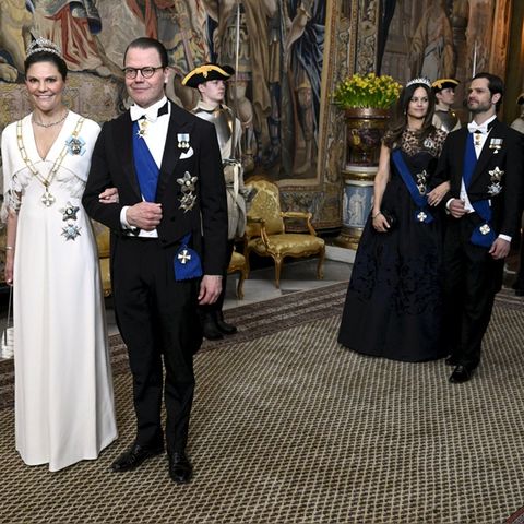 Kronprinzessin Victoria von Schweden mit Prinz Daniel, dahinter Prinz Carl Philip von Schweden mit Prinzessin Sofia.