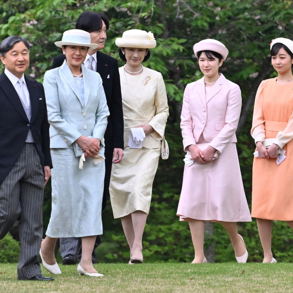 23. April 2024  Die japanische Kaiserfamilie lädt am Dienstag zur Gartenparty im Garten des Akasaka Palast in Tokio. Bei ihrer Ankunft gehen Kaiser Naruhito und Kaiserin Masako voran, Kronprinz Akishino, Kronprinzessin Akishino , Prinzessin Aiko und Prinzessin Kako folgen dem Kaiserpaar. 