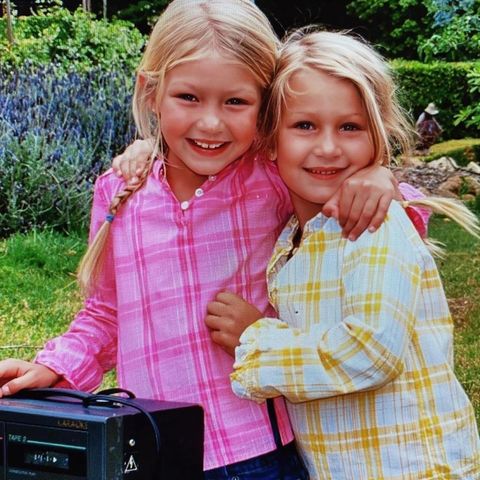 Gigi und Bella Hadid  Bella Hadid zeigt auf Instagram, wie schön Geschwisterliebe sein kann: Zum 29. Geburtstag von Gigi teilt Bella nicht nur herzliche Zeilen auf Instagram, sondern auch eine Reihe von Kindheitsfotos, um ihre ältere Schwester gebührend zu feiern. 