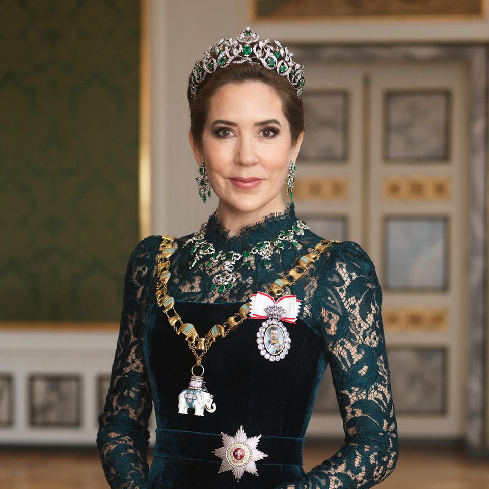 Königin Mary: Bei dem Gala-Porträt trägt sie das Smaragd-Set – 5 Anekdoten