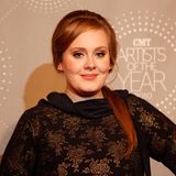 Für CMTs "Artists of the Year"-Awards in Franklin, Tennessee, ist der Toupierkamm Adeles liebster Begleiter. Ihre langen Strähnen trägt sie am Hinterkopf voluminös, den Pony seitlich gescheitelt. Ihr zukünftiges dramatisches Make-up hält sie hier noch in der Light-Version. 