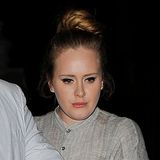 Adele wird beim Verlassen des "The Chilton Firehouse" gesichtet. Auch im Alltag darf der Liner nicht fehlen, allerdings hält sie ihre Aufmachung leger als auf der Bühne. Ihre langen Haare trägt sie im hohen und gedrehten Dutt, ihre Augenbrauen wirken gerade. 