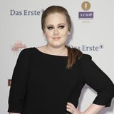 Ganz schön düstere Aussichten, für die Adele während der Echo-Awards in Berlin sorgt. So dunklen Lidschatten sieht man eher selten an der Balladen-Powerfrau. Auch der Blush kommt nur spärlich zum Einsatz ...