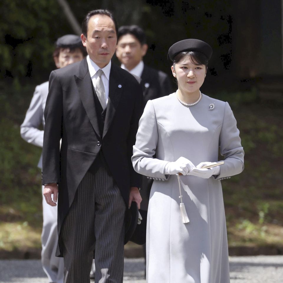 25. April 2024  In Begleitung besucht Prinzessin Aiko das Grab ihrer Urgroßmutter, der im Jahr 2000 verstorbenen Kaiserin Nagako, auf dem kaiserlichen Musashi-Friedhof in Hachioji, westlich von Tokio.