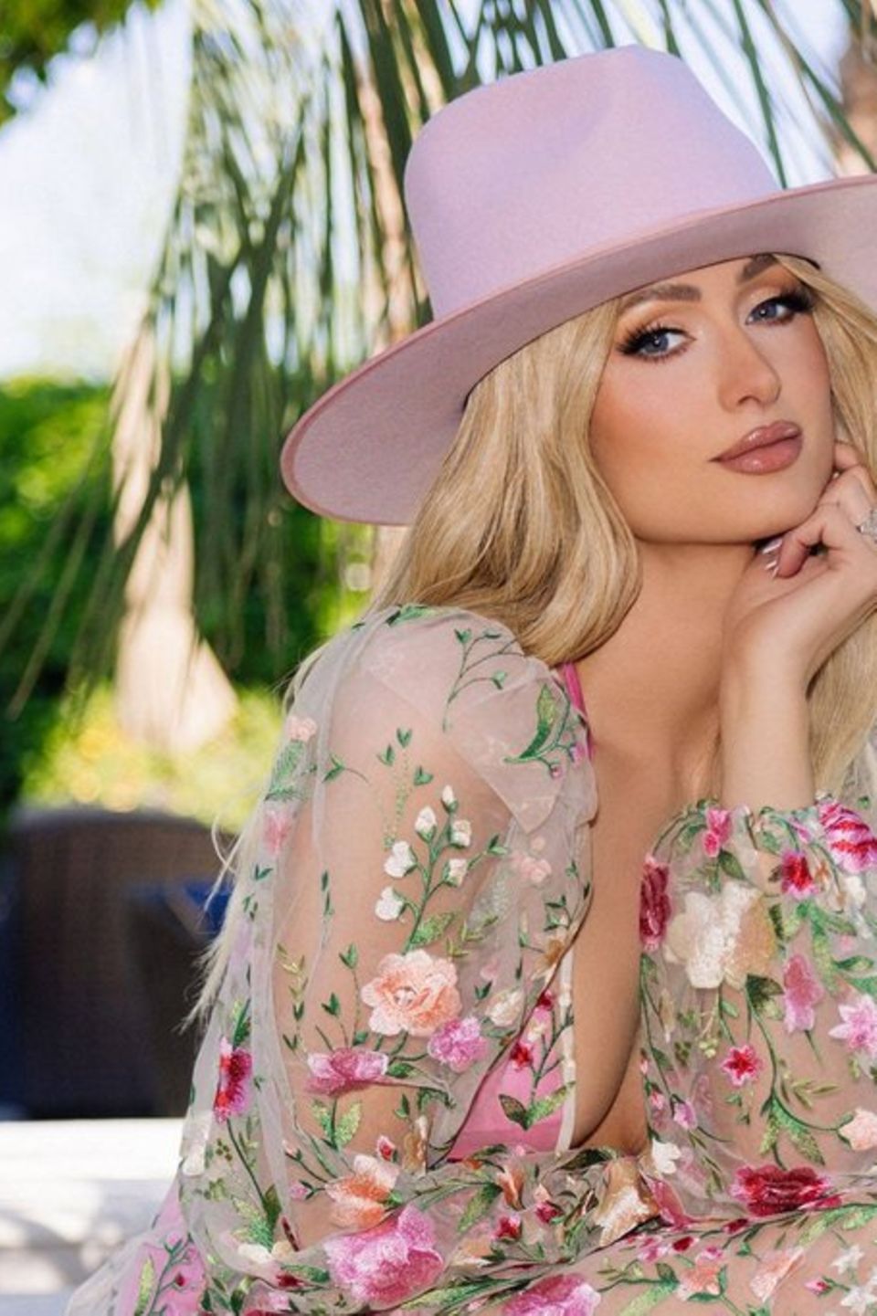 Paris Hilton darf mit ihren Looks beim Coachella-Festival nicht fehlen: Hier vereint sie gleich mehrere Trends - Cowboy Core,