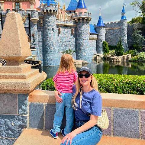 Mit den Worten: "Das Einzige, was den magischsten Ort der Welt noch magischer machen kann? Ihn zum ersten Mal mit dem eigenen Sohn zu sehen", schwärmt Emma Roberts von ihrem Besuch im Disneyland. Dieses besondere Erlebnis hält die Schauspielerin mit der Kamera fest und teilt die schönsten Momente mit ihren Fans auf Instagram. Magisch! 