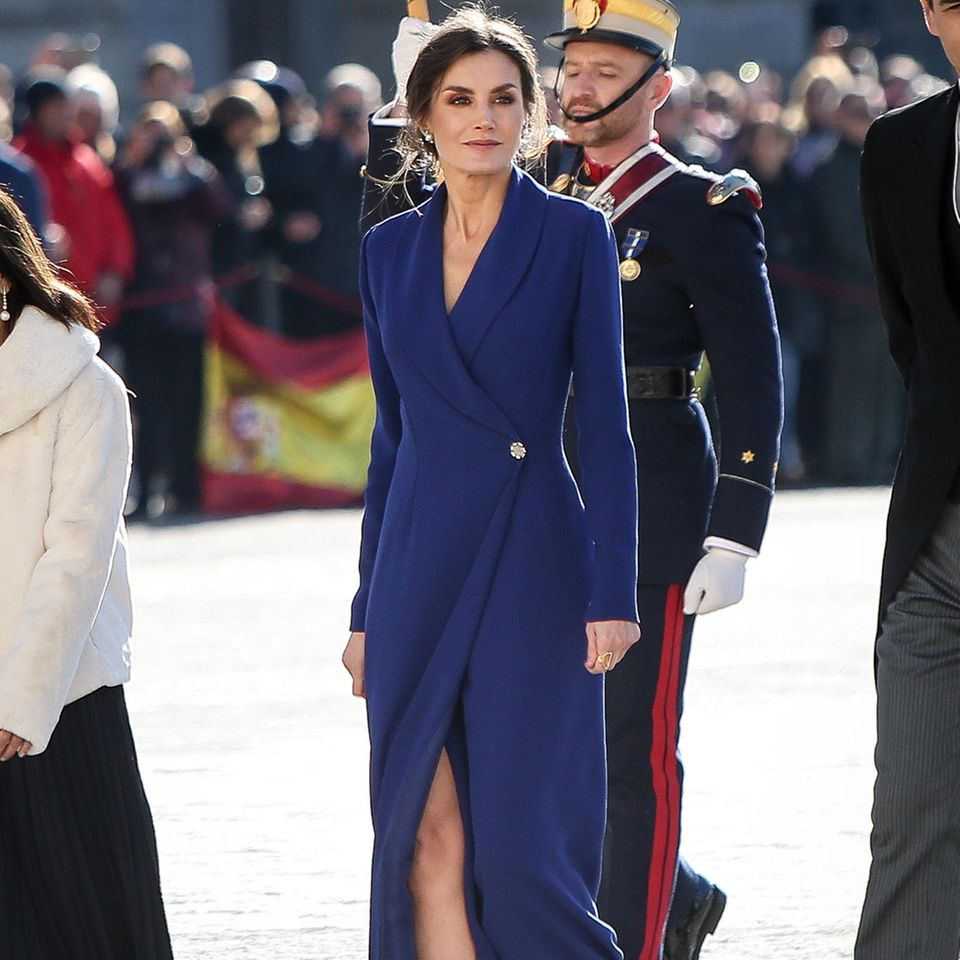 Letizia im eleganten Anzugskleid bei der Neujahrs-Militärparade in Madrid im Januar 2020