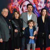 2020 Privat ist die Familie das größte Glück von Senta Berger und Michael Verhoeven. Hier zeigen sie sich zusammen mit Sohn Simon Verhoeven und dessen Familie bei einer Filmpremiere in Berlin auf dem roten Teppich. 