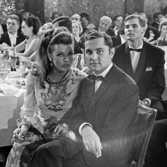 1967 Eleganter Auftritt beim Burda Ball Bal Pare in München. Am Tisch hält Michael Verhoeven die Hand seiner Liebsten. 