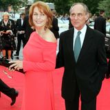 2005 Der Deutsche Filmpreis wird in Berlin verliehen: Senta Berger strahlt an der Seite von Michael Verhoeven auf dem roten Teppich. 