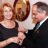 1999 Was für eine Ehre: Senta Berger und Michael Verhoeven erhalten das Bundesverdienstkreuz für ihr "außerordentliches Engagement für unser Land und seine Menschen". 