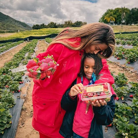 So schön kann das Leben sein: Ciara pflückt mit ihrer 7-jährigen Tochter Sienna Princess leckere Erdbeeren und könnte dabei kaum glücklicher aussehen. Und passend in Rot gekleidet sind die beiden außerdem.