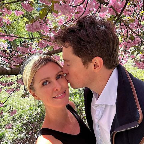 Süße Küsse unter Kirschblüten: Nicky Hilton und ihr Mann James Rothschild genießen mit ihren Kids einen sonnigen Tag im New Yorker Central Park. Das rosafarbene Blütenmeer lädt zu romantischen Gesten ja geradezu ein.
