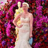 Für den 65. Deutschen Filmpreis haben sich wirklich alle Stars ordentlich in Schale geworfen, so auch Franziska Knuppe mit ihrem blütenbesetzten Glamour-Look im Mermaid-Schnitt.