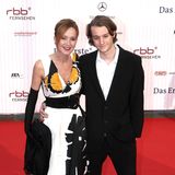 Katja Flint und ihr Sohn Oscar Lauterbach begeistern beim 58. Deutschen Filmpreis als stylisches Duo in Schwarz-Weiß und gelbem Blüten-Print.