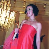 Im knallig roten Bandeau-Dress mit elegantem Schal glänzt Maria Schrader genauso schön wie die Lola, die sie für ihre Rollen in "Aimée & Jaguar" gewonnen hatte.