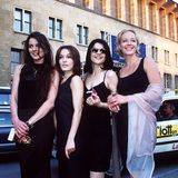 Katja von Garniers Film "Bandits" war ein großer Filmerfolg, die Regisseurin zeigt sich beim Deutschen Filmpreis zusammen mit den drei Hauptdarstellerinnen Nicolette Krebitz, Jasmin Tabatabai und Katja Riemann als lässiges Style-Quartett in Schwarz (v.l.).