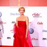 Susanne Lothar begeisterte bis zu ihrem viel zu frühen Tod im Juli 2012 nicht nur auf der Leinwand, sondern auch mit wunderschönen Red-Carpet-Looks wie diesem in leuchtendem Rot.