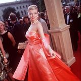 Michaela Merten macht bei der ersten Filmpreisverleihung im neuen Jahrtausend mit ihrem lachsroten Couture-Kleid Grace Kelly alle Ehre.