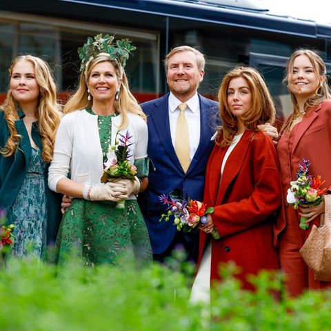 Mit Königin Máxima und den drei Töchtern feiert Willem-Alexander den Koningsdag 2024 in Emmen.