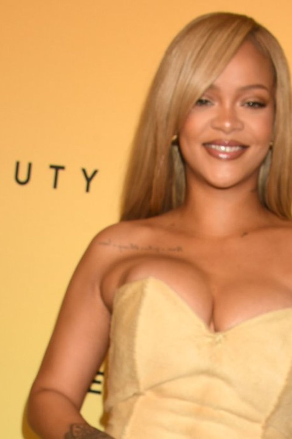Rihannas Kleid setzte beim Launch in Los Angeles ihr Dekolleté in Szene.