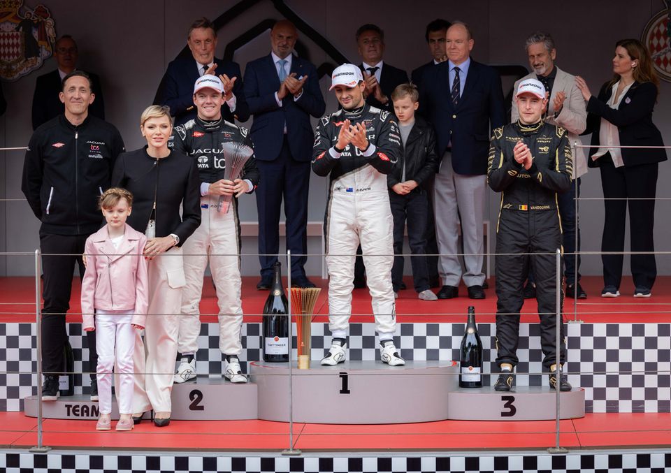 Fürstin Charlène und Prinzessin Gabriella posieren neben Temakollege Nick Cassidy, Platz 2 auf dem Siegertreppchen. Dritter wurde DS-Penske-Fahrer Stoffel Vandoorne (r.)