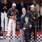 Jaguar-Fahrer Mitch Evans hat das Rennen in Monaco für sich entschieden, Fürst Albert und der ein wenig schüchtern wirkende Prinz Jacques überreichen ihm seinen Pokal.