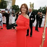 Die gebürtige Wienerin Senta Berger ist nicht nur seit vielen Jahren eine der besten und beliebtesten Schauspielerinnen des Landes, sondern auch eine der glamourösesten, wie sie hier im eleganten Abendkleid in Rot beweist.
